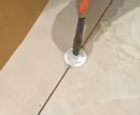 仪征瓷砖空鼓维修公司专业解答瓷砖在铺贴过程中，如果没有涂抹均匀到位的粘结材料（如水泥砂浆或瓷砖胶），可能会导致以下问题