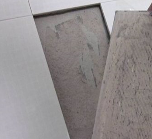 仪征瓷砖空鼓维修公司分享瓷砖铺贴时如果打浆（即涂抹在瓷砖背面和基层上的砂浆或瓷砖胶）过少，会带来以下问题
